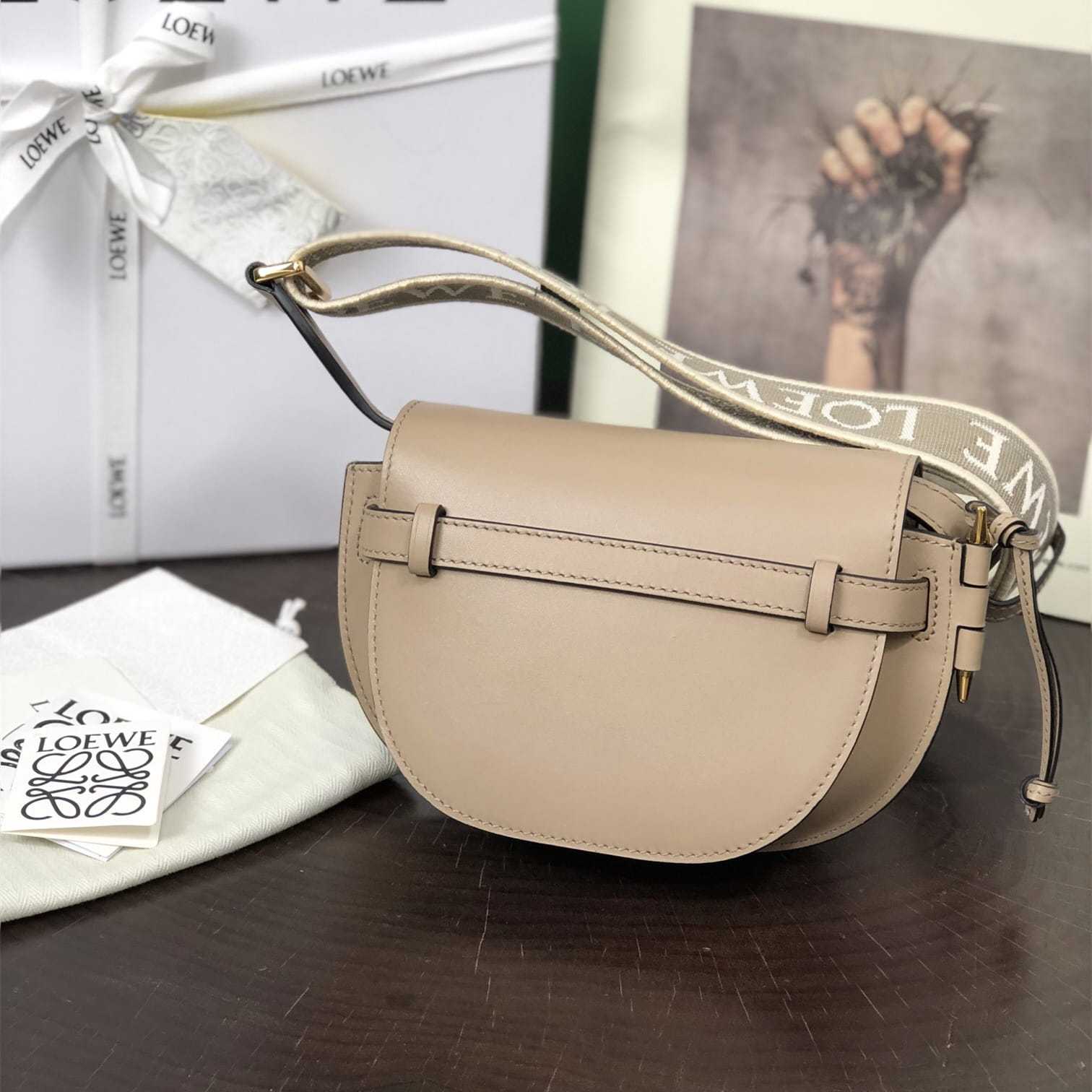 高仿Loewe*Gate系列2150小牛皮斜挎包沙色Mini免檢版