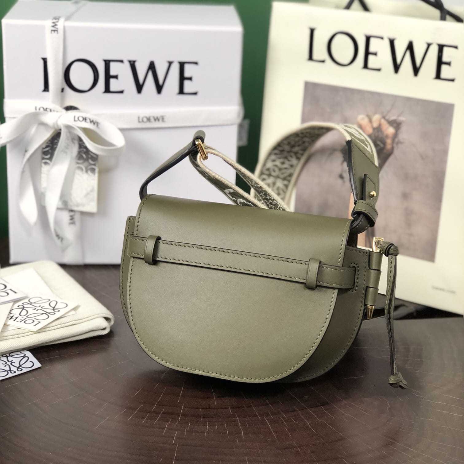 高仿Loewe*Gate系列4357小牛皮斜挎包綠色Mini免檢版