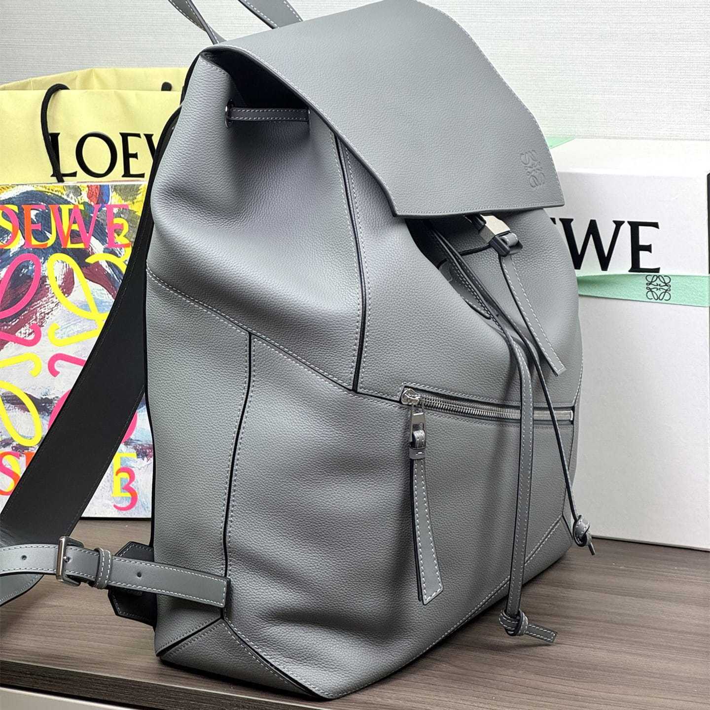 高仿Loewe*1560粒面小牛皮男士雙肩背囊灰色免檢版