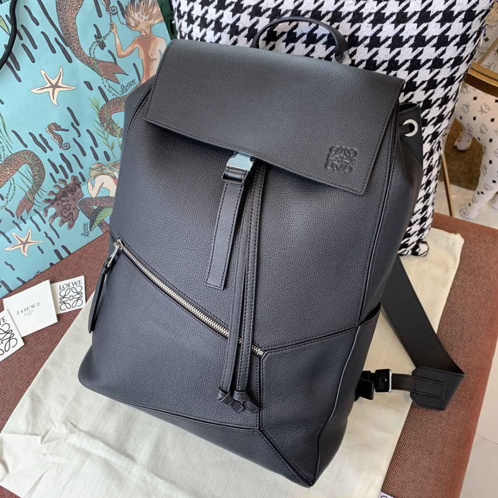Loewe 1100：主袋開口與內部空間
