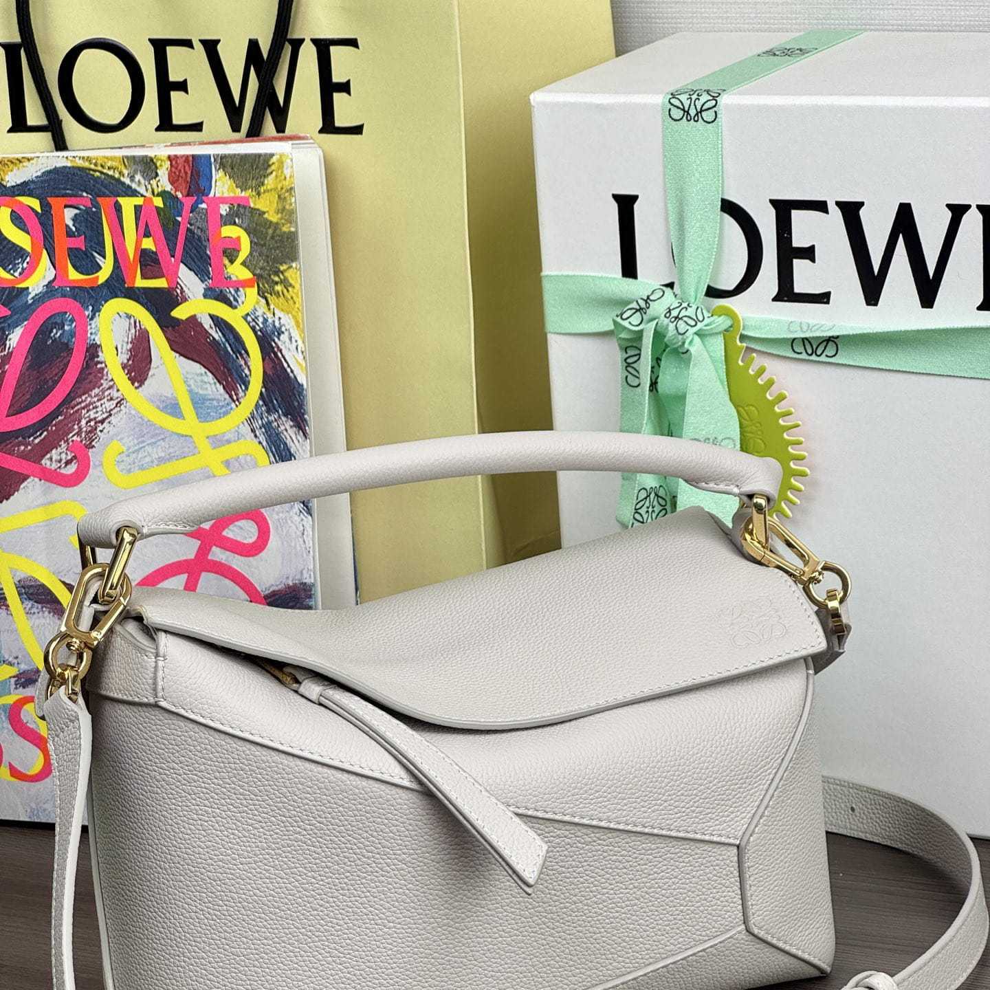 高仿Loewe*Puzzle系列1769單肩包小牛皮白色小號免檢版