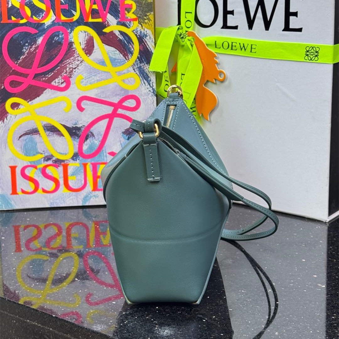 高仿Loewe*Fold系列4535小牛皮手提單肩包香根草色免檢版