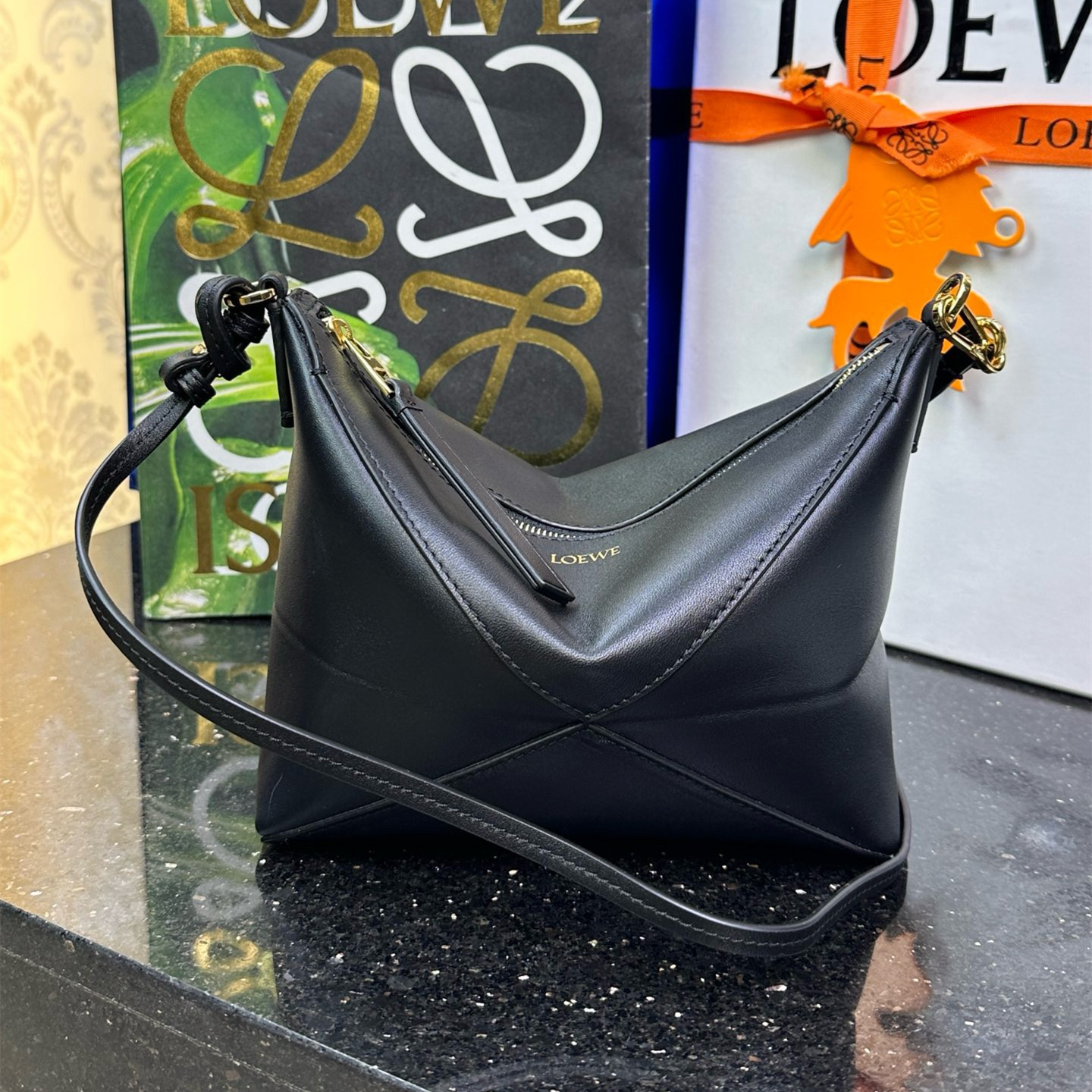 高仿Loewe*Fold系列1100小牛皮手提單肩包黑色免檢版
