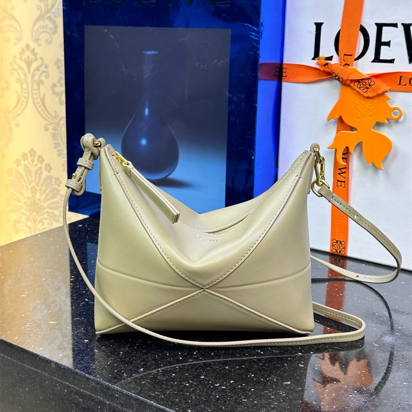 高仿Loewe*Fold系列9584小牛皮手提單肩包黏土綠免檢版