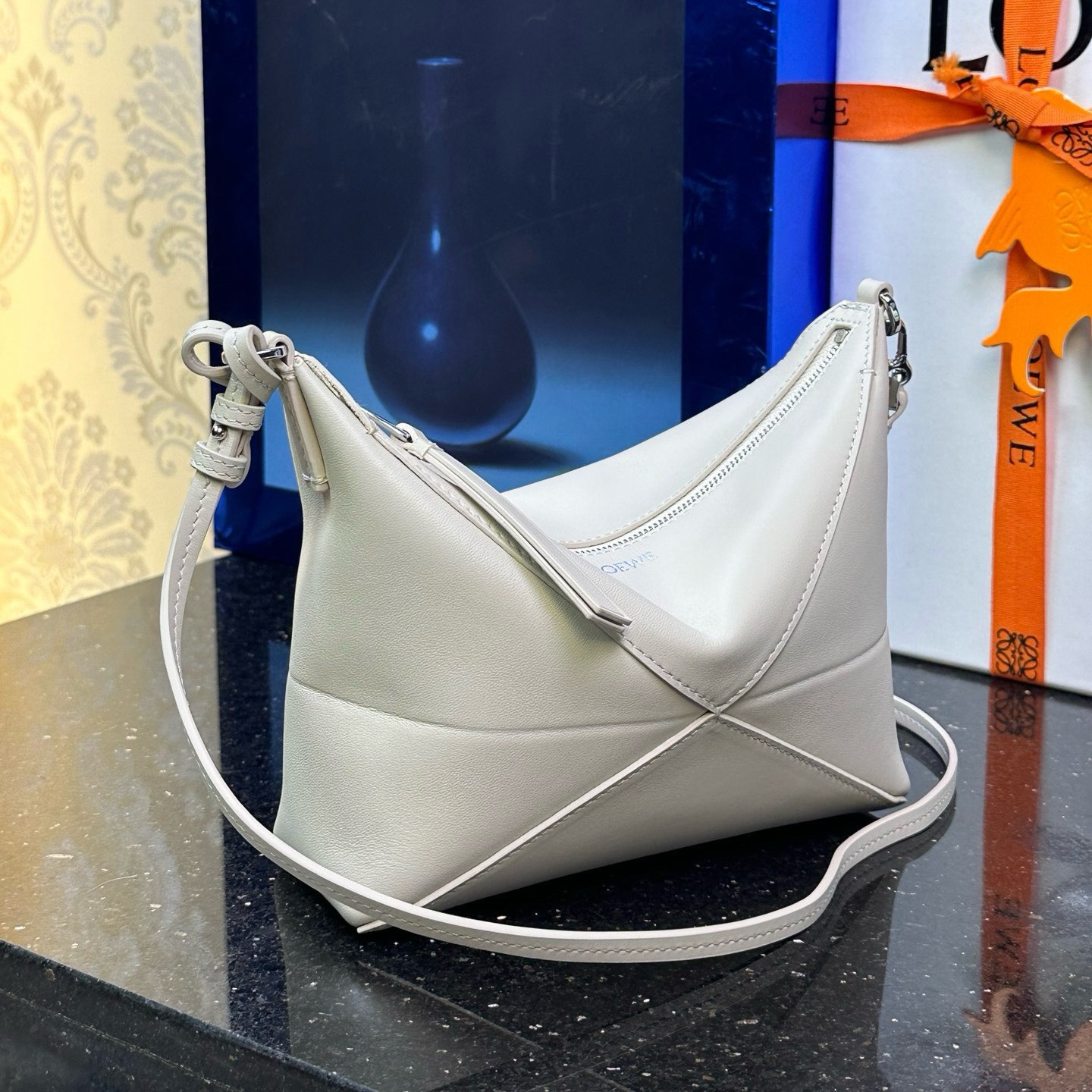高仿Loewe*Fold系列3006小牛皮手提單肩包白色免檢版