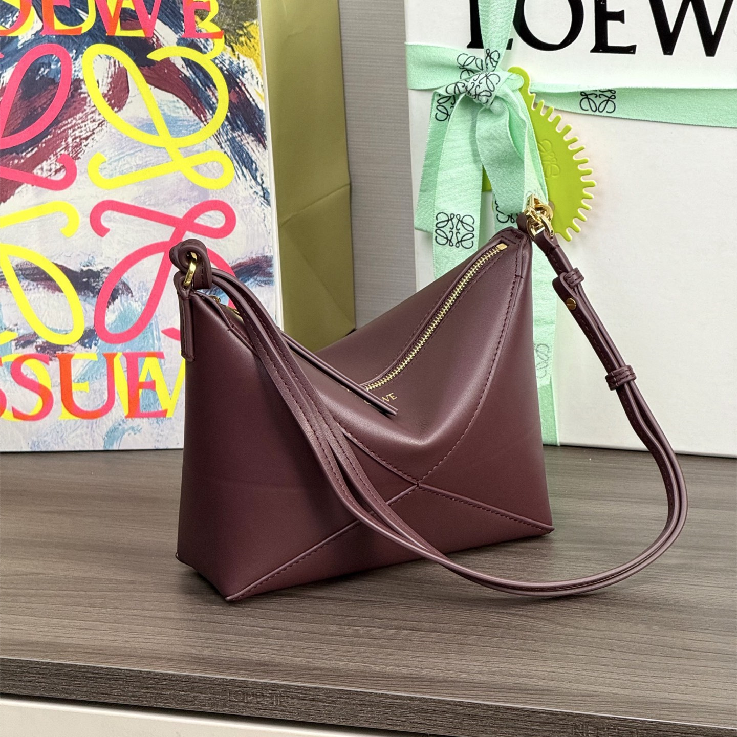 高仿Loewe*Fold系列7240小牛皮手提單肩包酒紅色免檢版
