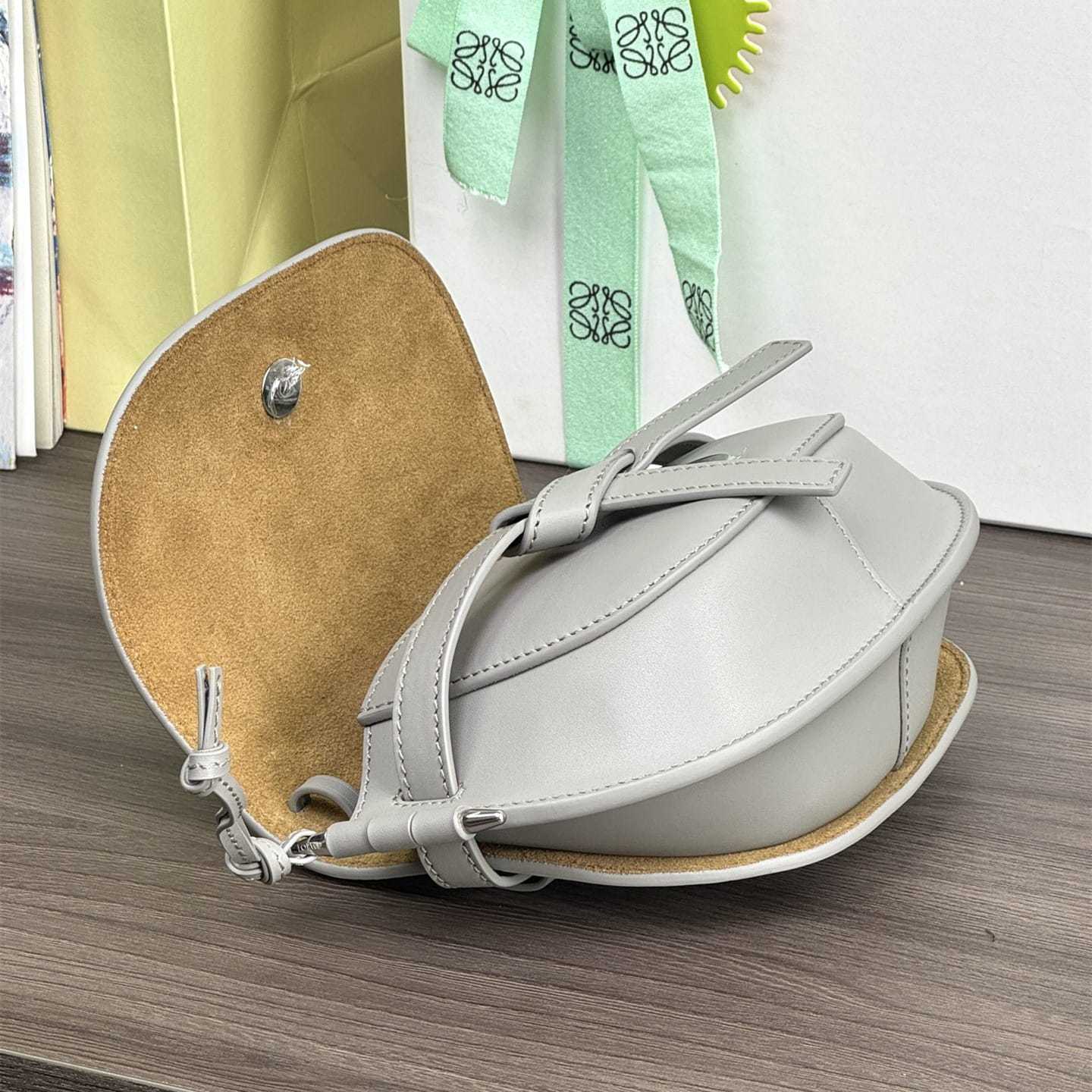 高仿Loewe*Gate系列1150小牛皮斜挎包珠光灰Mini免檢版