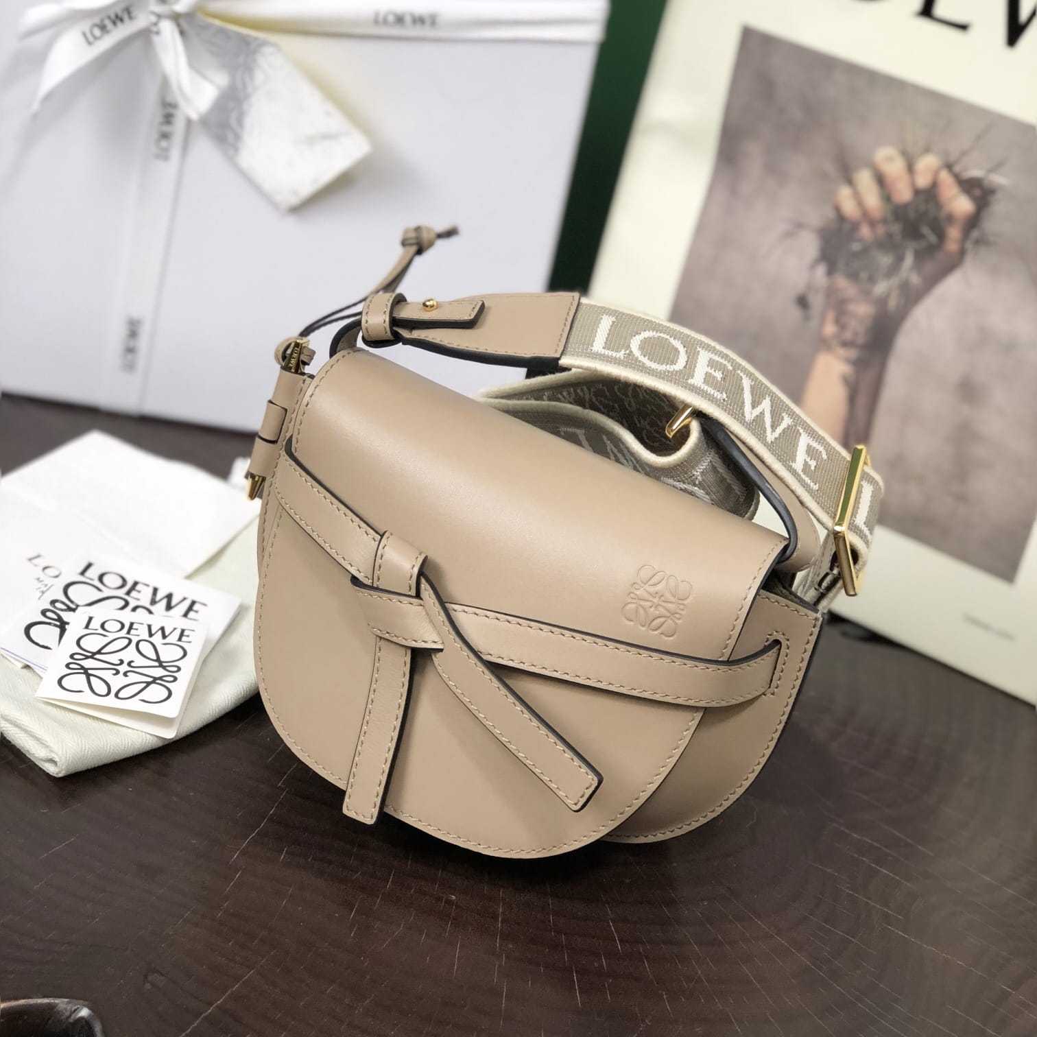 高仿Loewe*Gate系列2150小牛皮斜挎包沙色Mini免檢版