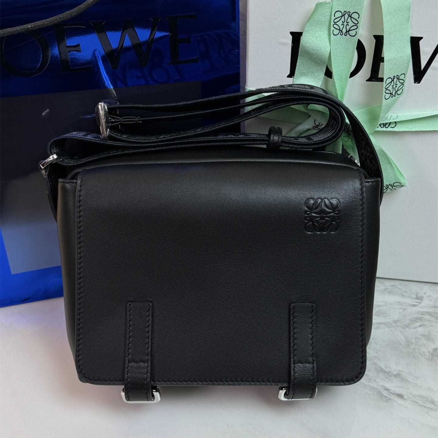 高仿Loewe*Military系列1100牛皮男士郵差包黑色小號免檢版