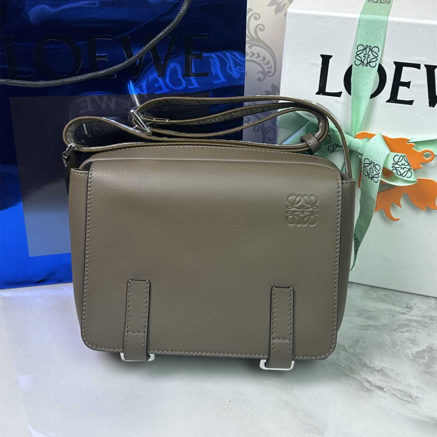 高仿Loewe*Military系列8721牛皮男士郵差包棕色小號免檢版