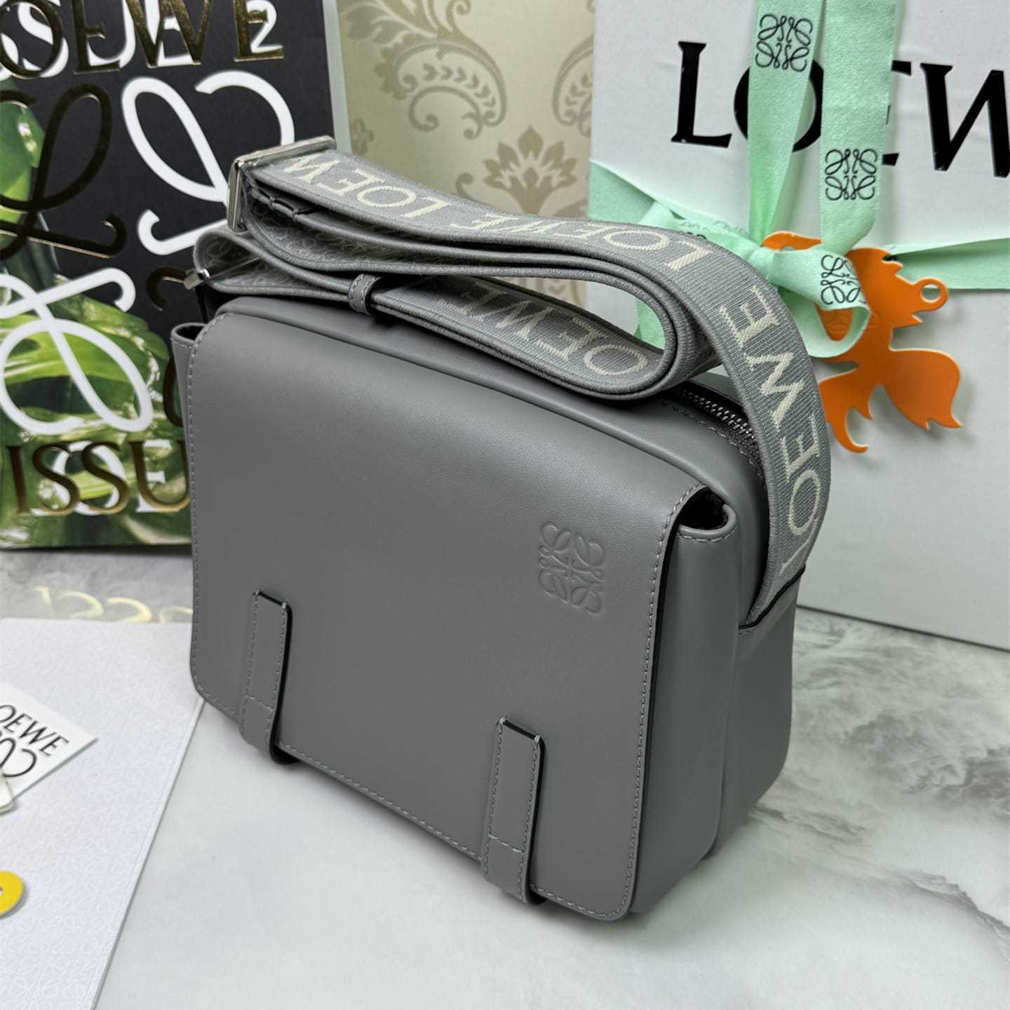 高仿Loewe*Military系列1640牛皮男士郵差包瀝青灰小號免檢版
