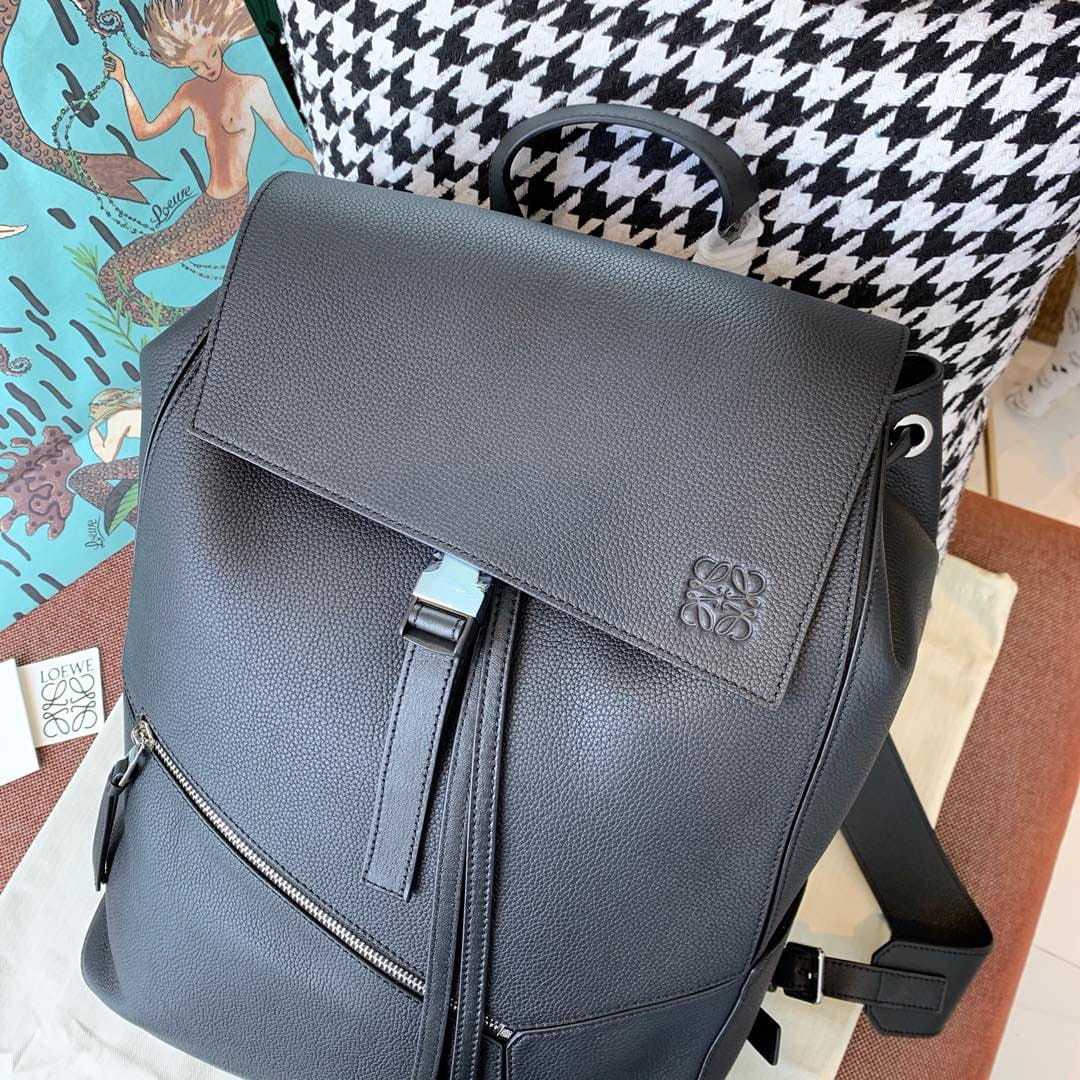 高仿Loewe*1100粒面小牛皮男士雙肩背囊黑色免檢版