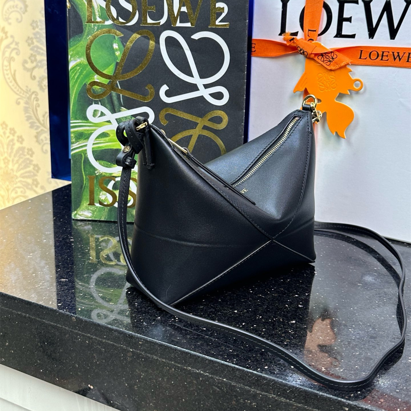 高仿Loewe*Fold系列1100小牛皮手提單肩包黑色免檢版