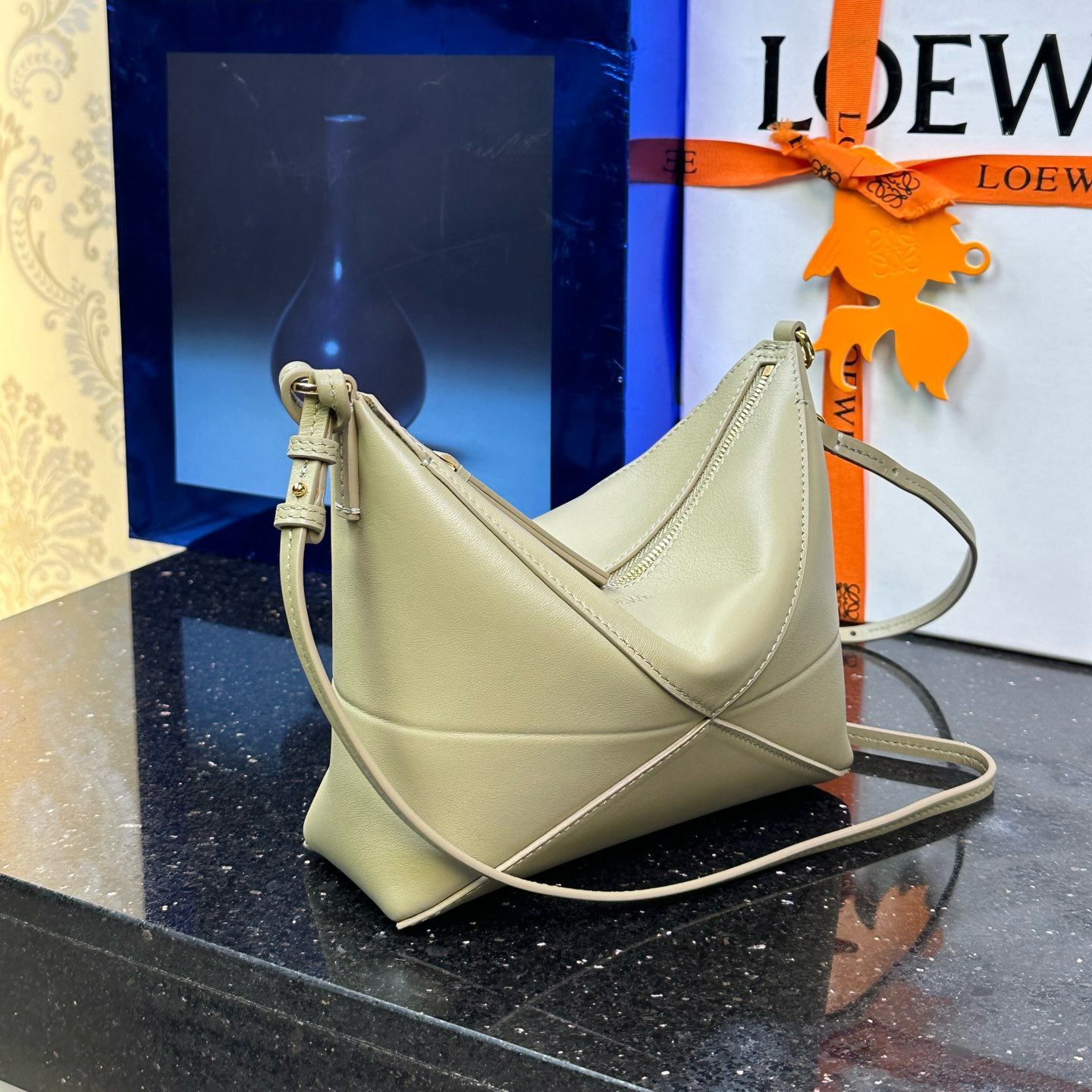高仿Loewe*Fold系列9584小牛皮手提單肩包黏土綠免檢版