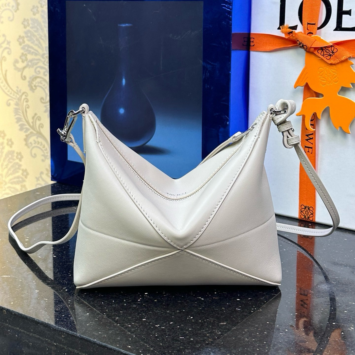 高仿Loewe*Fold系列3006小牛皮手提單肩包白色免檢版