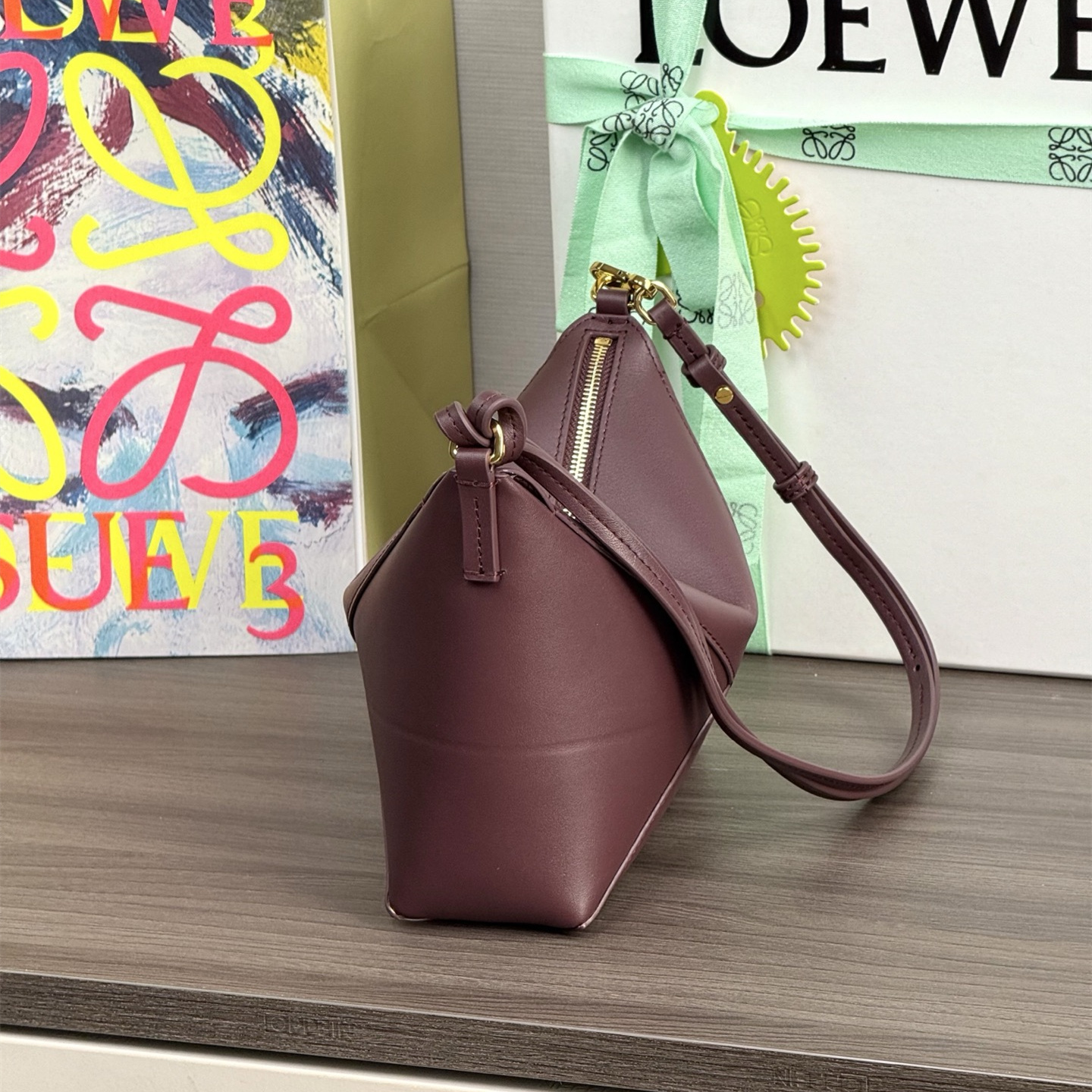 高仿Loewe*Fold系列7240小牛皮手提單肩包酒紅色免檢版