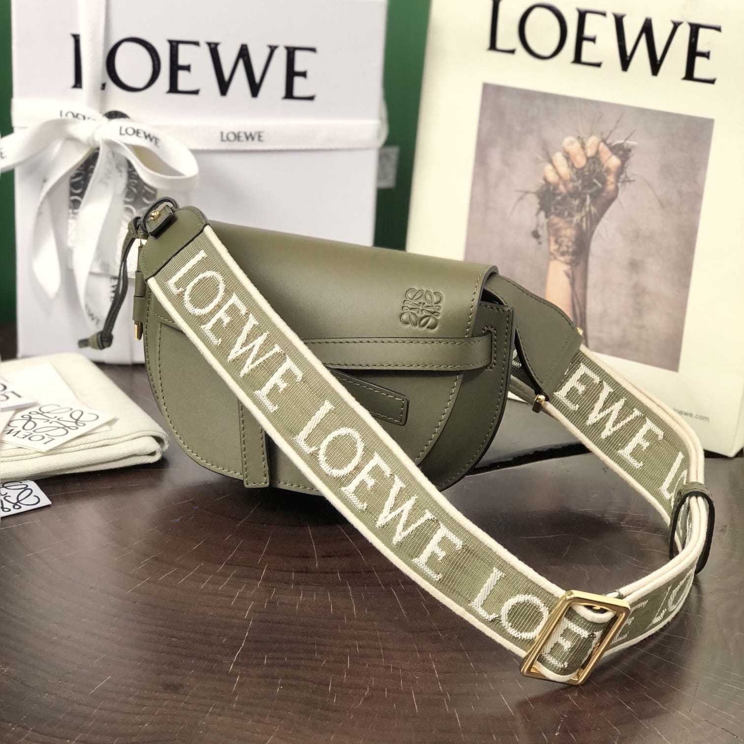 高仿Loewe*Gate系列4357小牛皮斜挎包綠色Mini免檢版
