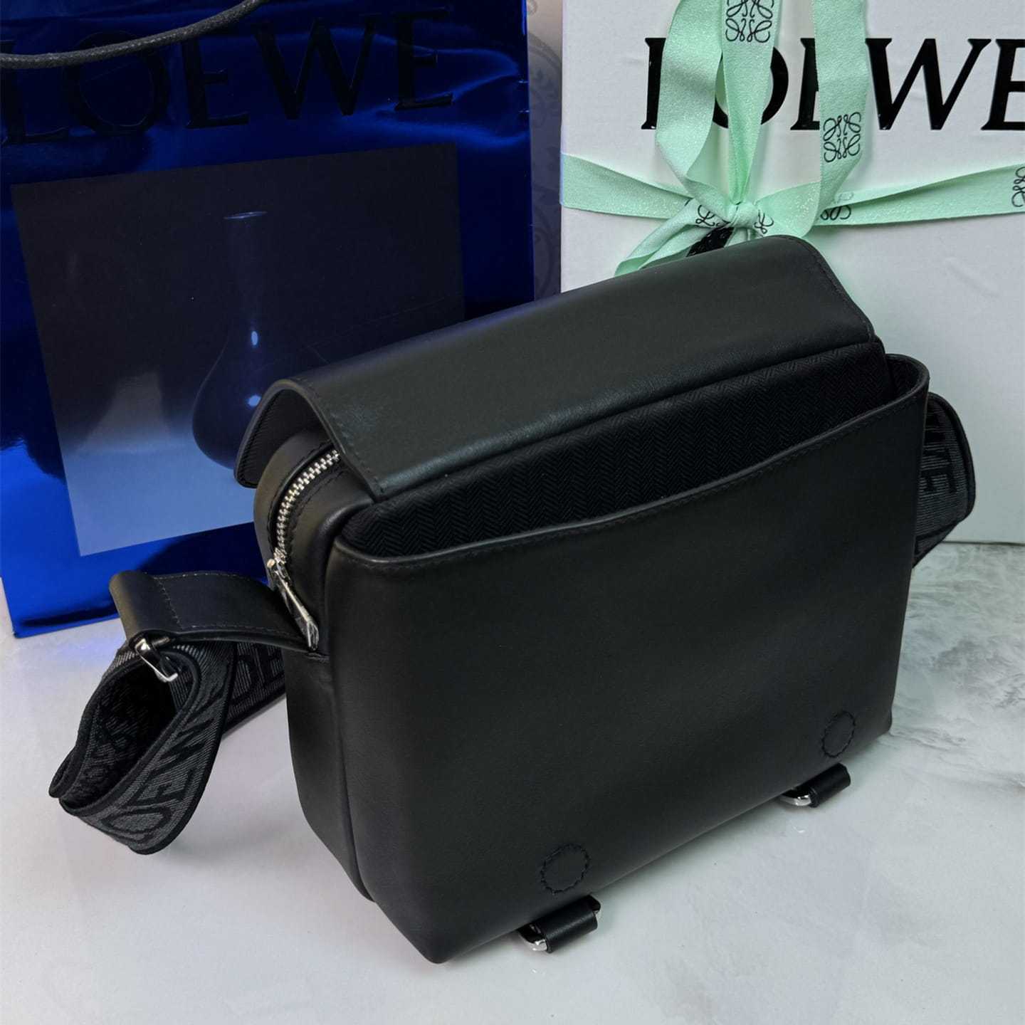 高仿Loewe*Military系列1100牛皮男士郵差包黑色小號免檢版
