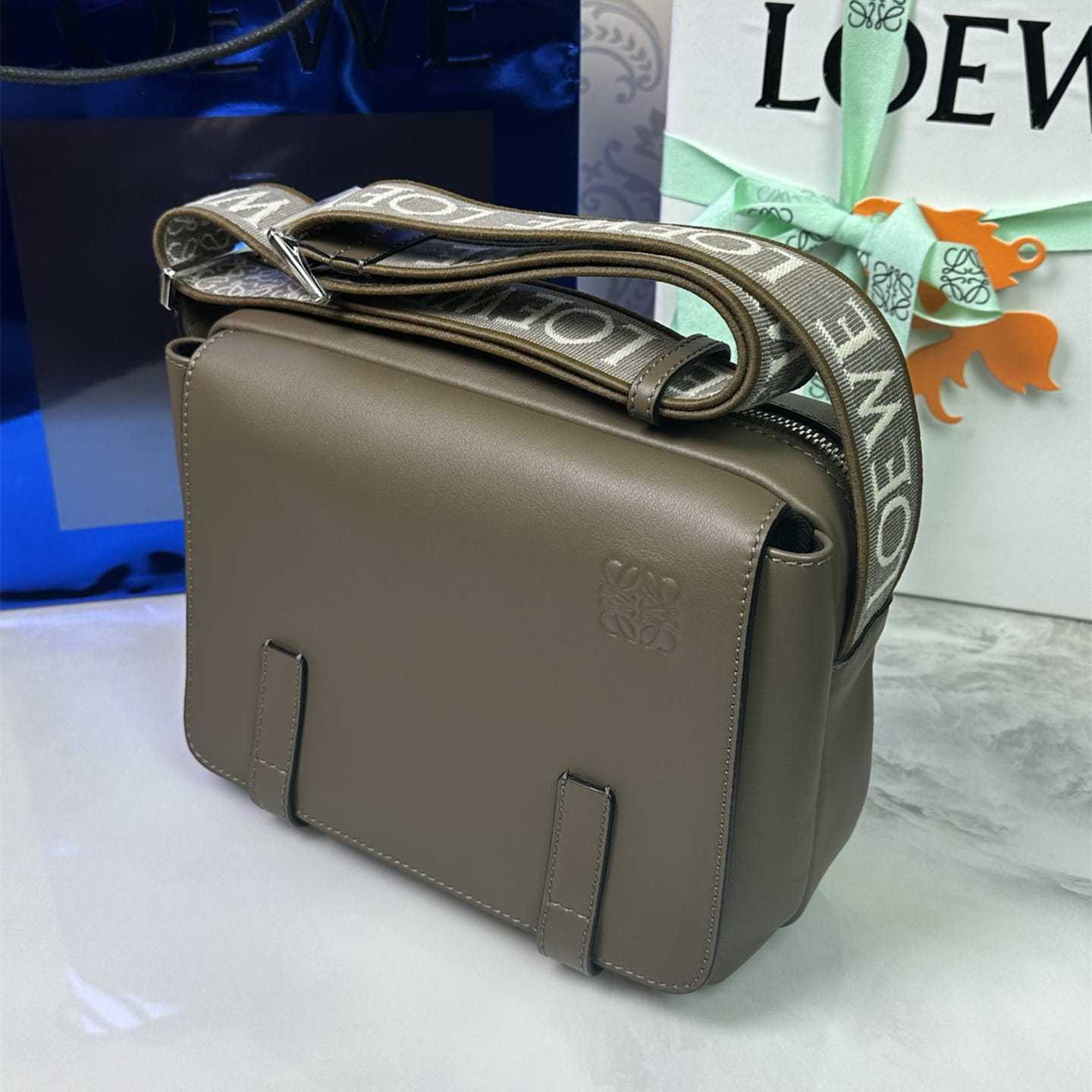 高仿Loewe*Military系列8721牛皮男士郵差包棕色小號免檢版