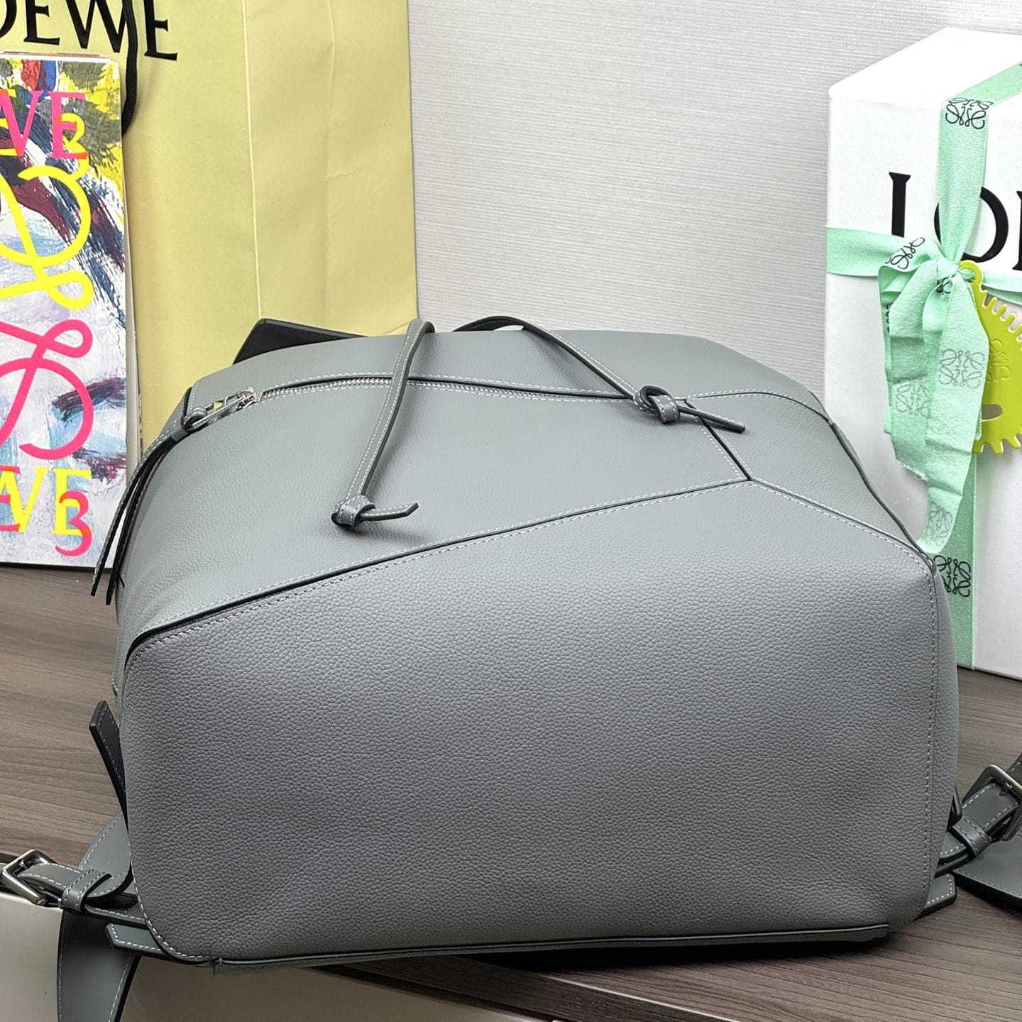 高仿Loewe*1560粒面小牛皮男士雙肩背囊灰色免檢版
