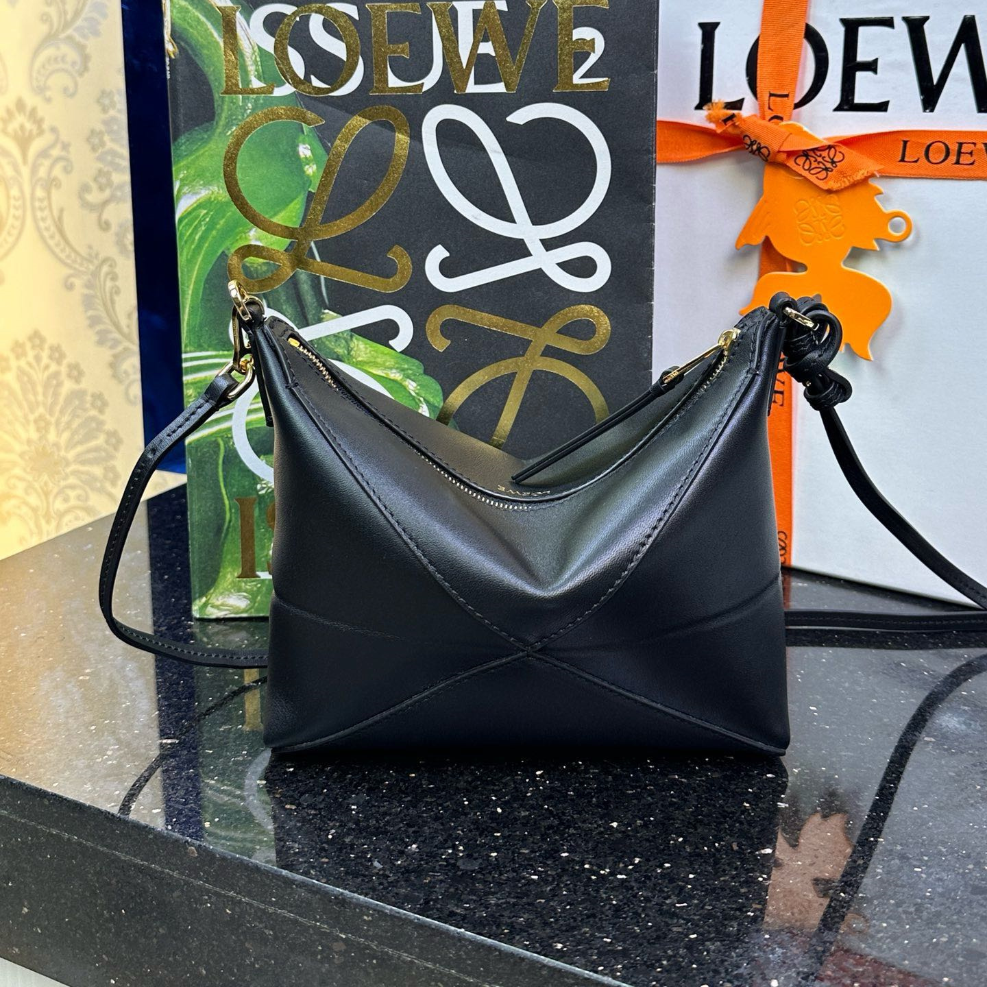 高仿Loewe*Fold系列1100小牛皮手提單肩包黑色免檢版