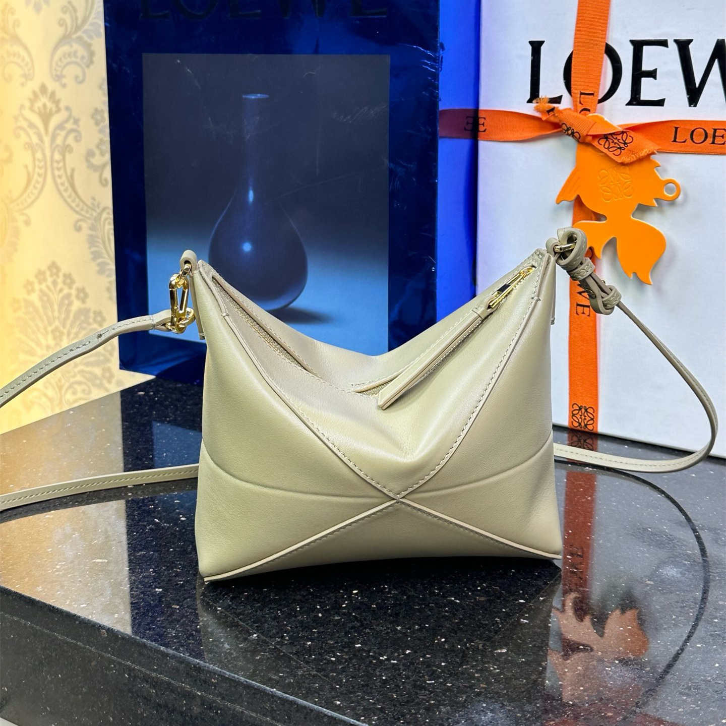 高仿Loewe*Fold系列9584小牛皮手提單肩包黏土綠免檢版