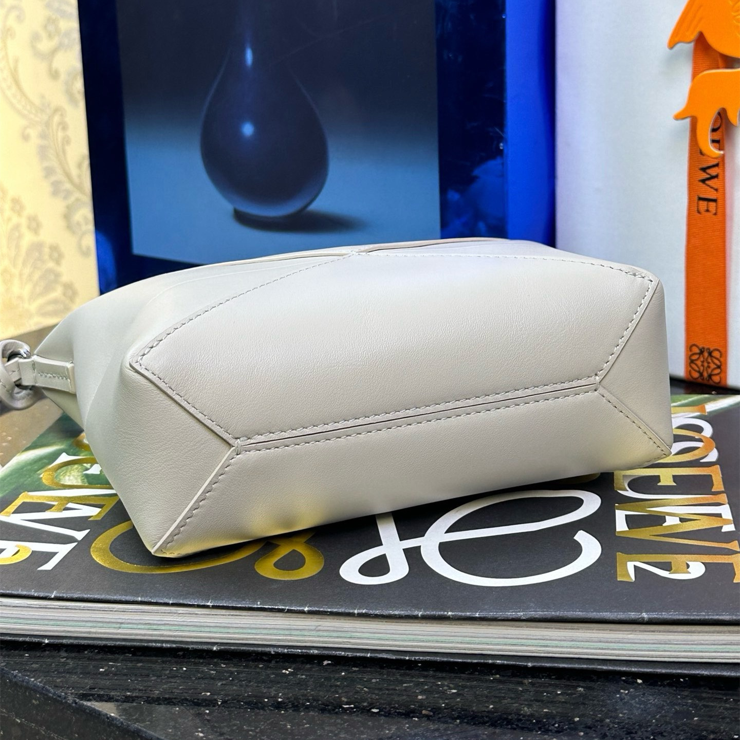 高仿Loewe*Fold系列3006小牛皮手提單肩包白色免檢版