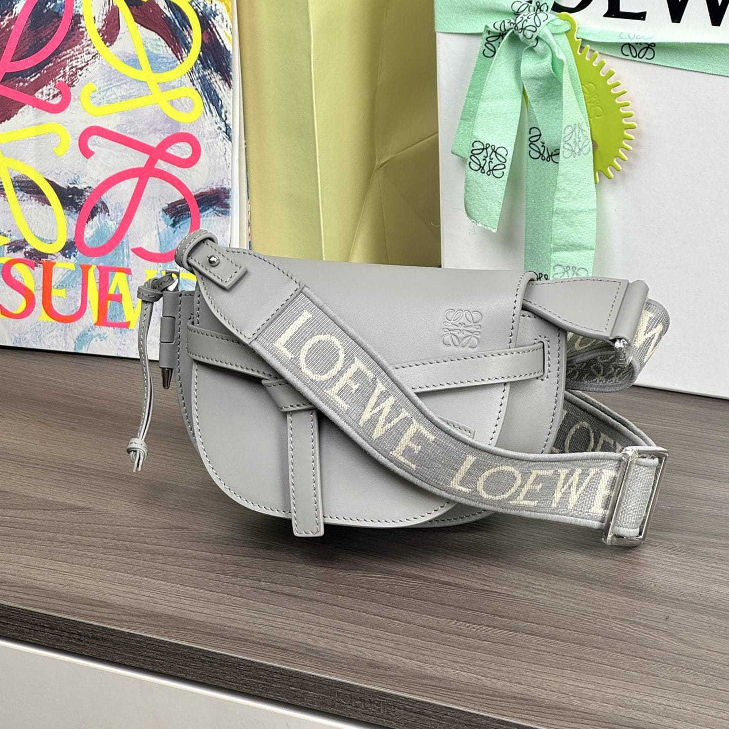 高仿Loewe*Gate系列1150小牛皮斜挎包珠光灰Mini免檢版