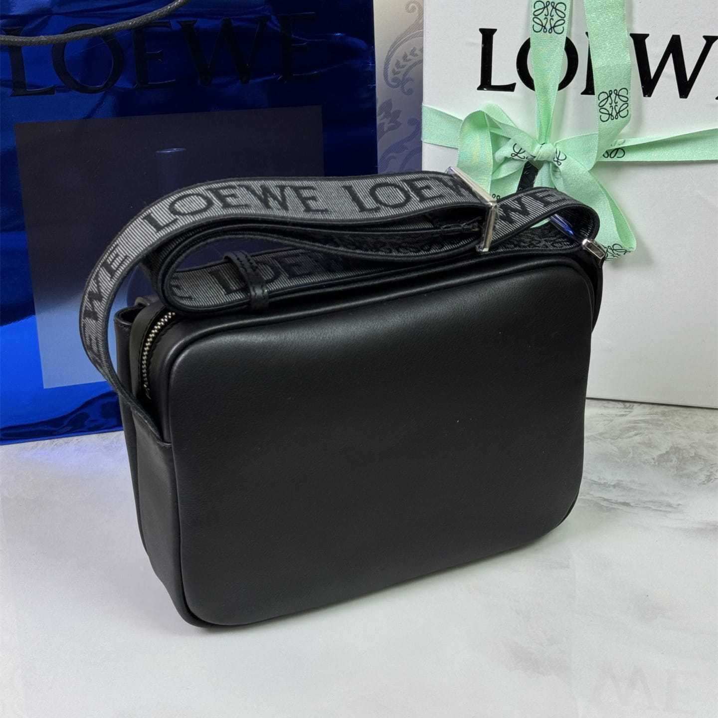 高仿Loewe*Military系列1100牛皮男士郵差包黑色小號免檢版