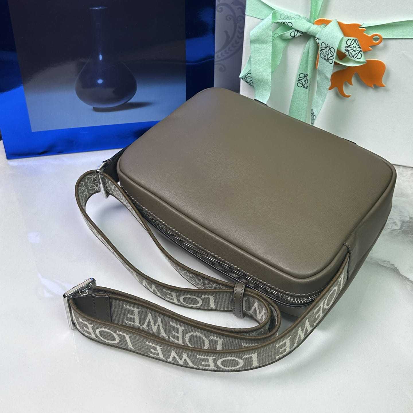 高仿Loewe*Military系列8721牛皮男士郵差包棕色小號免檢版