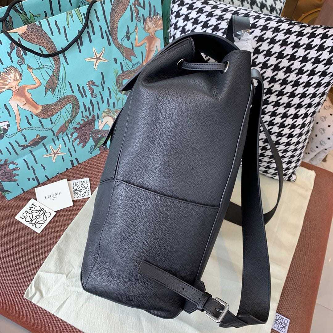 高仿Loewe*1100粒面小牛皮男士雙肩背囊黑色免檢版
