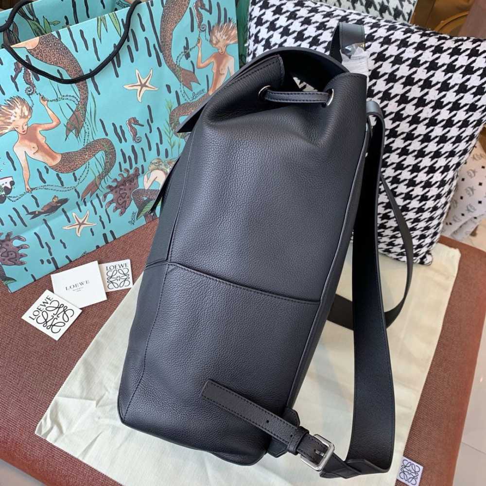 高仿Loewe*1100粒面小牛皮男士雙肩背囊黑色免檢版