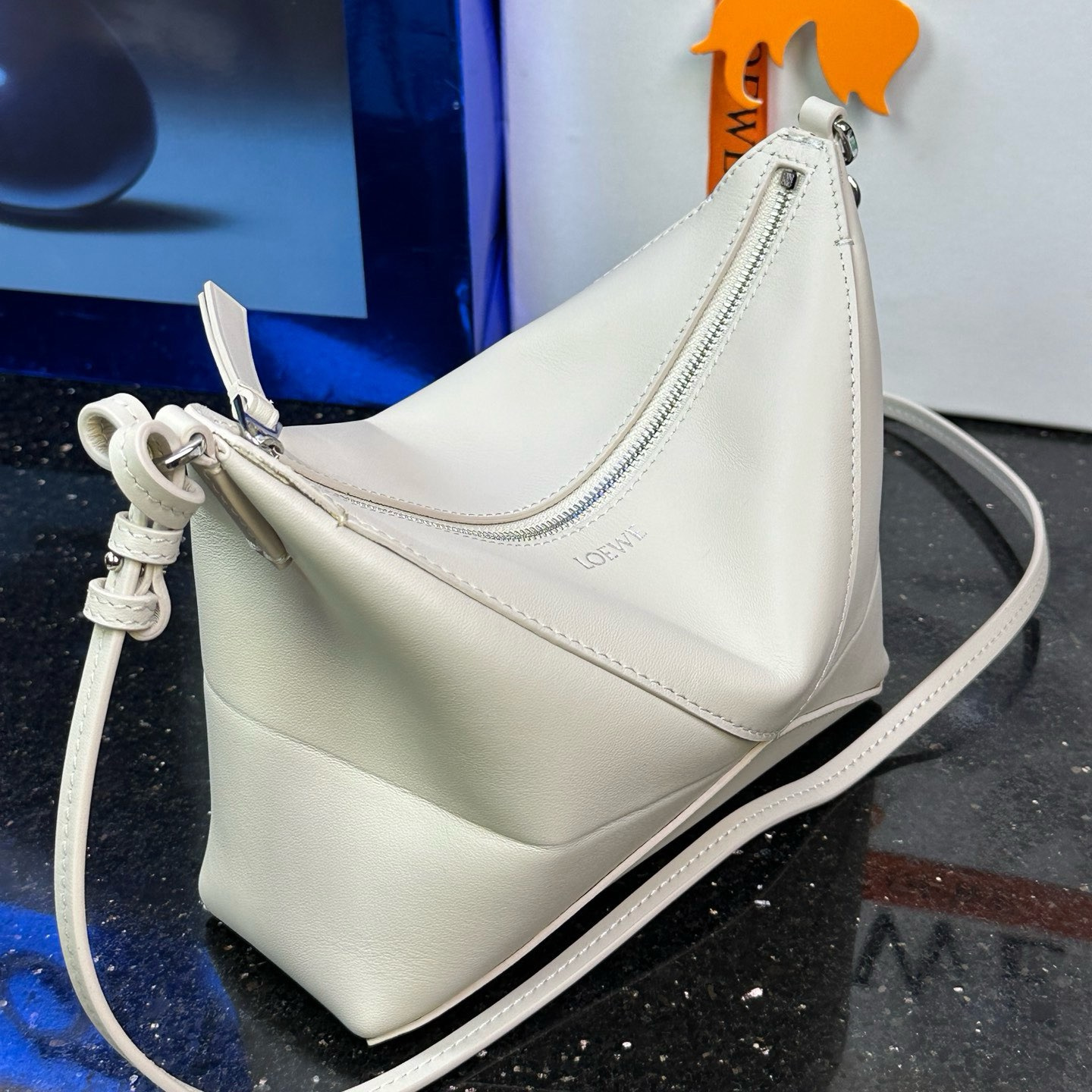 高仿Loewe*Fold系列3006小牛皮手提單肩包白色免檢版