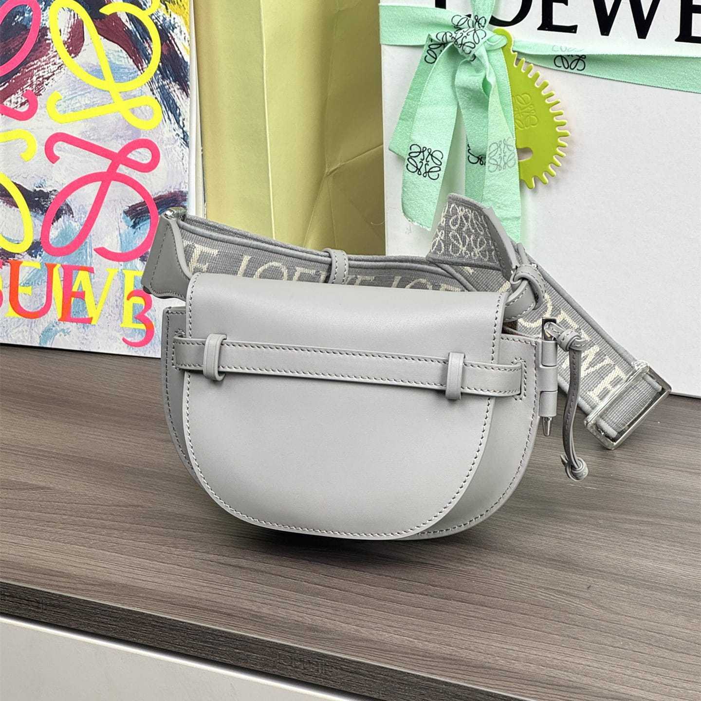高仿Loewe*Gate系列1150小牛皮斜挎包珠光灰Mini免檢版
