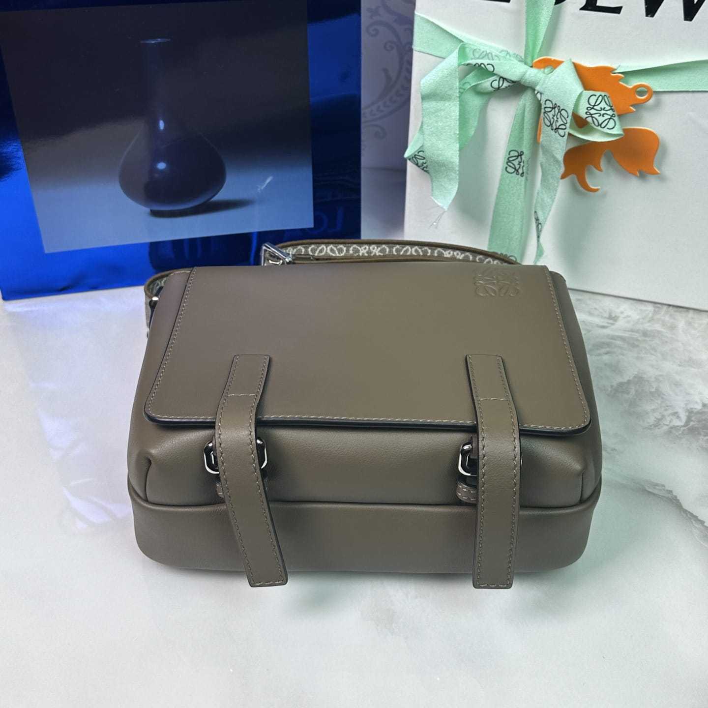 高仿Loewe*Military系列8721牛皮男士郵差包棕色小號免檢版