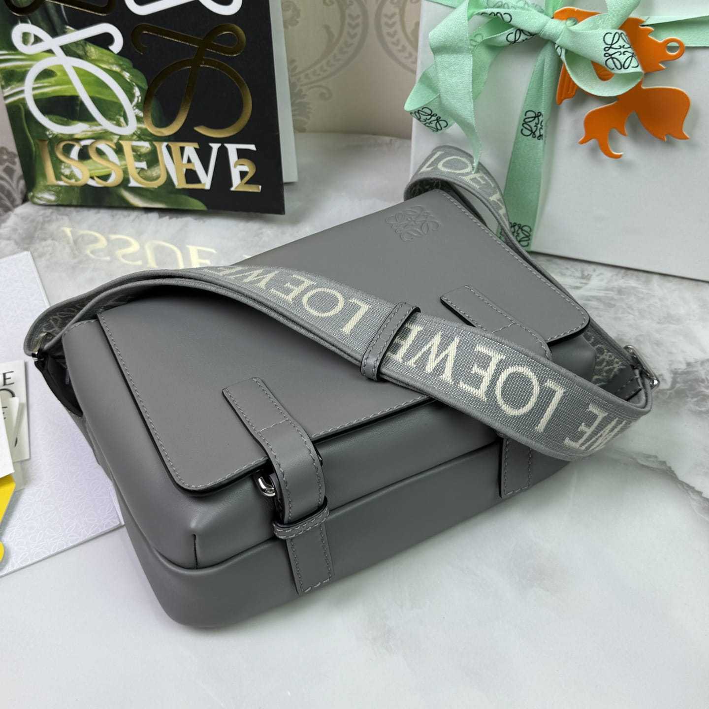 高仿Loewe*Military系列1640牛皮男士郵差包瀝青灰小號免檢版