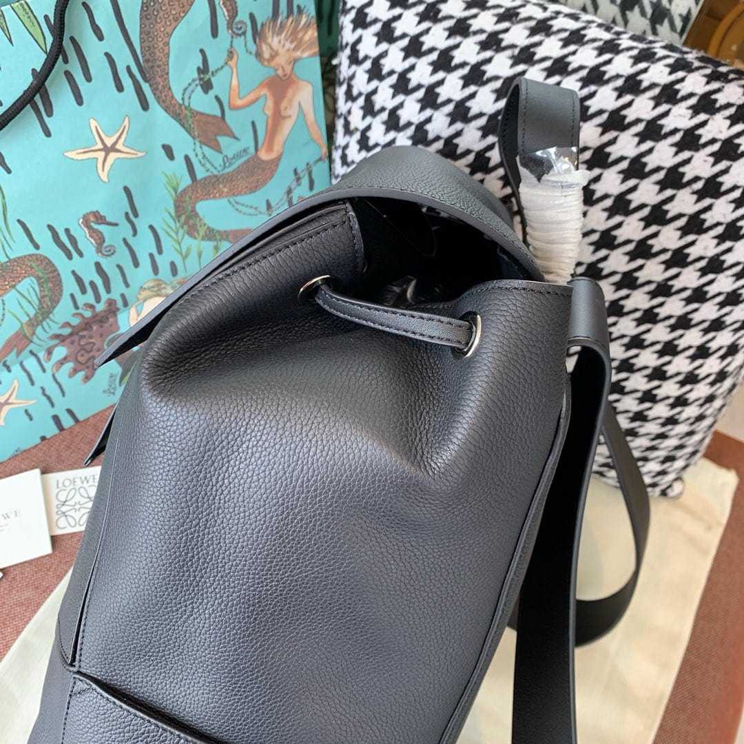 高仿Loewe*1100粒面小牛皮男士雙肩背囊黑色免檢版