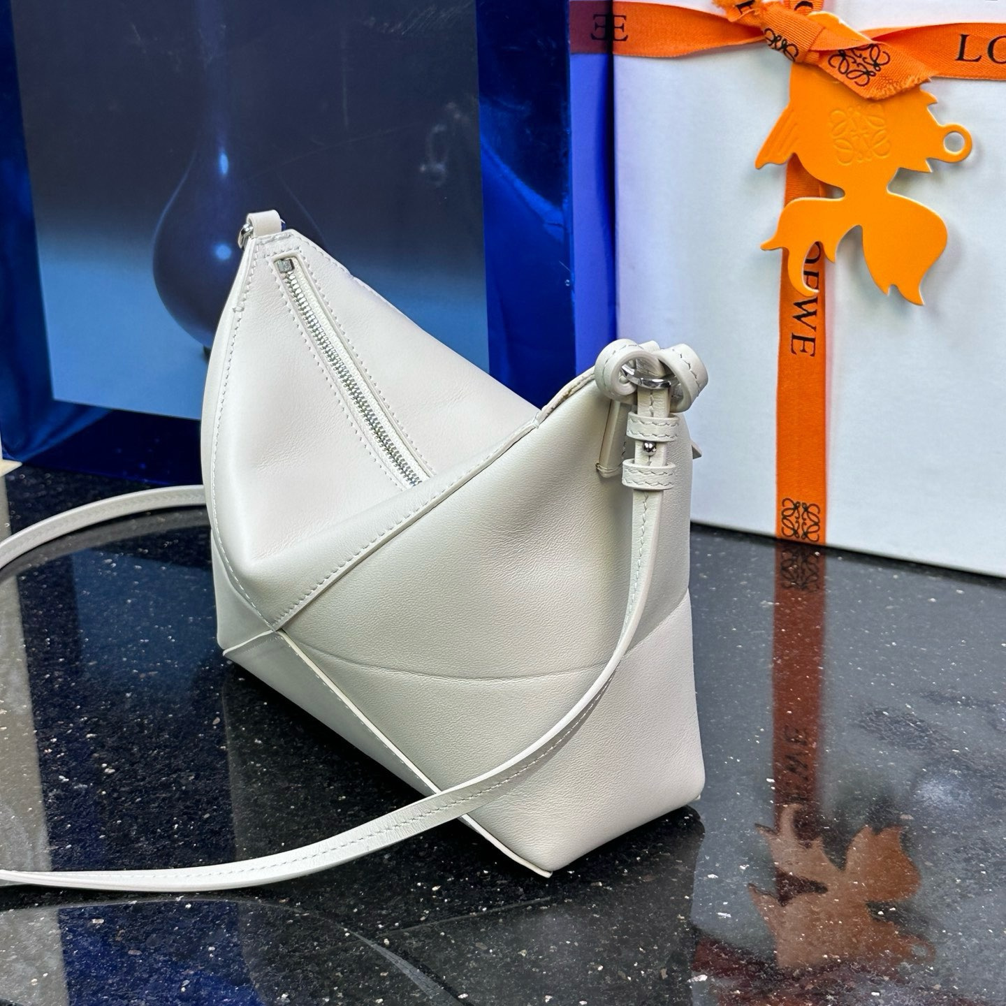 高仿Loewe*Fold系列3006小牛皮手提單肩包白色免檢版