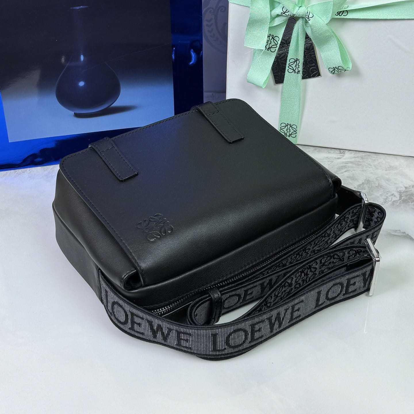 高仿Loewe*Military系列1100牛皮男士郵差包黑色小號免檢版