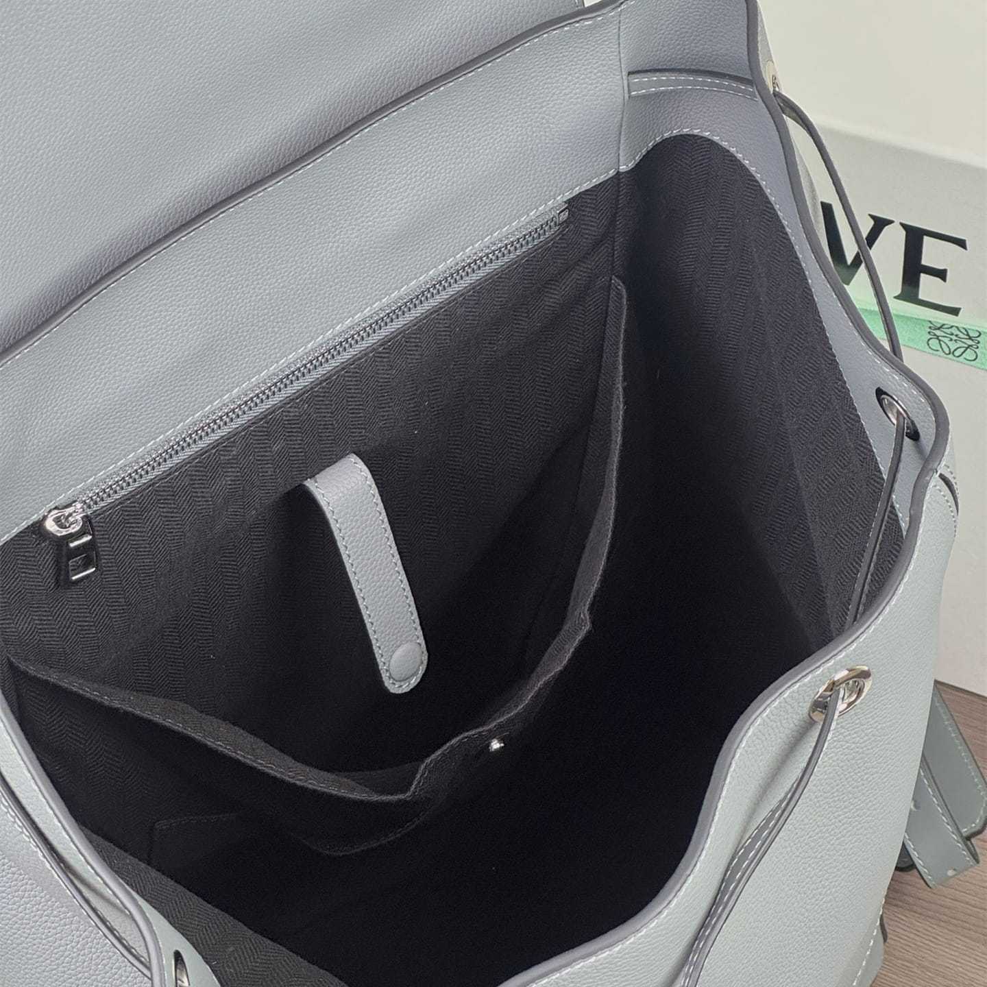 高仿Loewe*1560粒面小牛皮男士雙肩背囊灰色免檢版