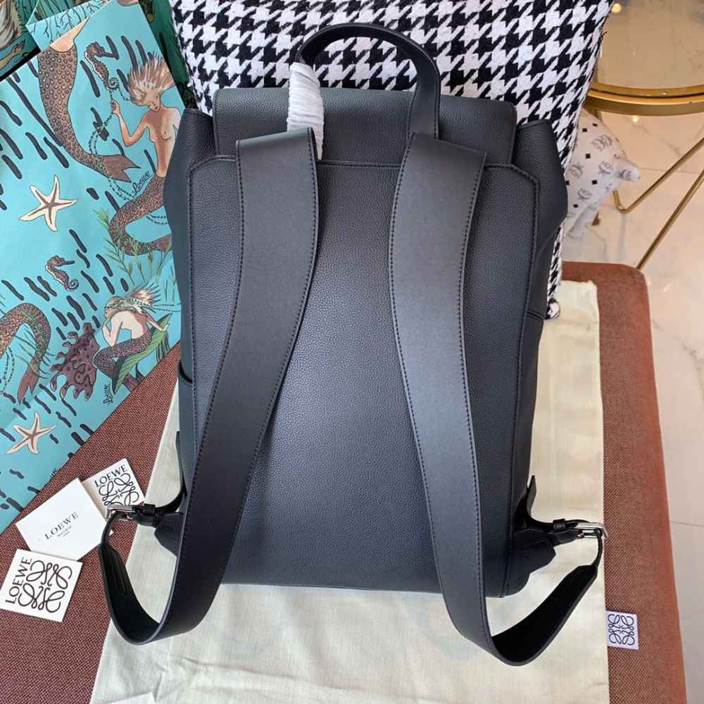 Loewe 1100 雙肩背囊：側面厚度與輪廓