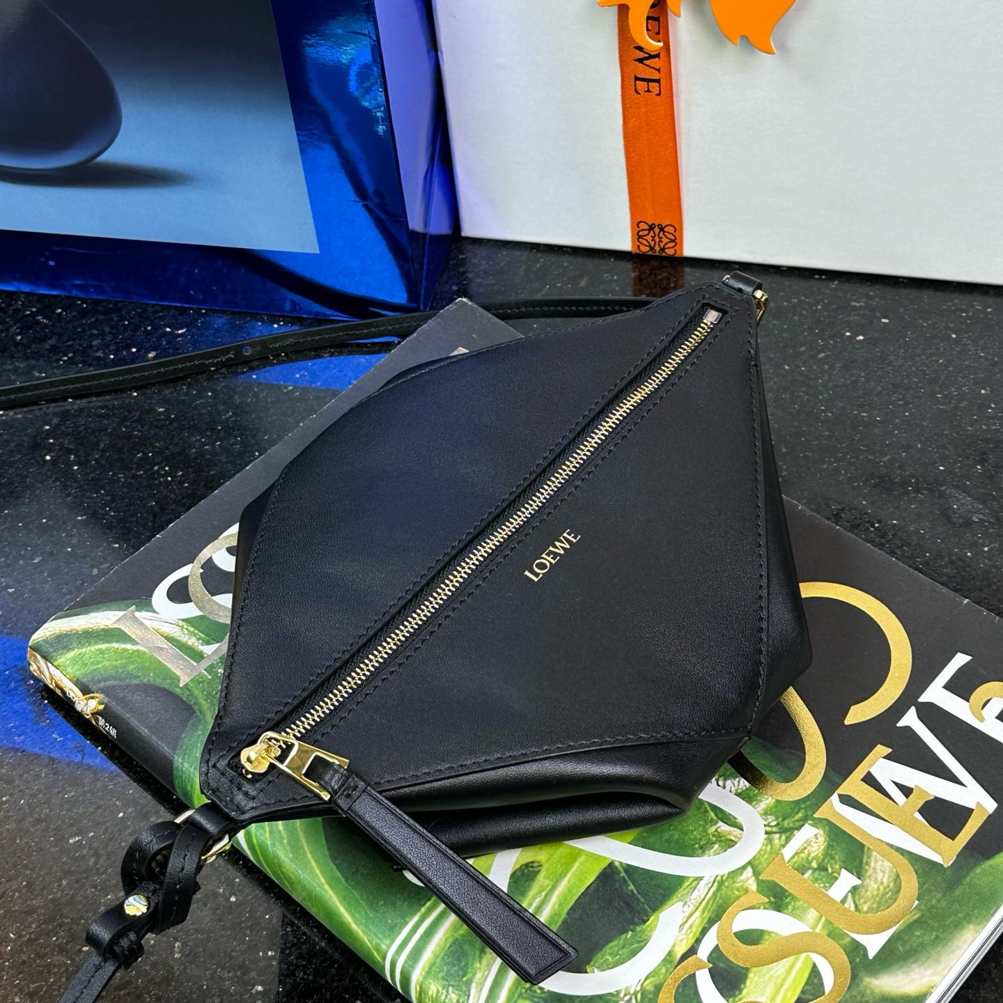 高仿Loewe*Fold系列1100小牛皮手提單肩包黑色免檢版