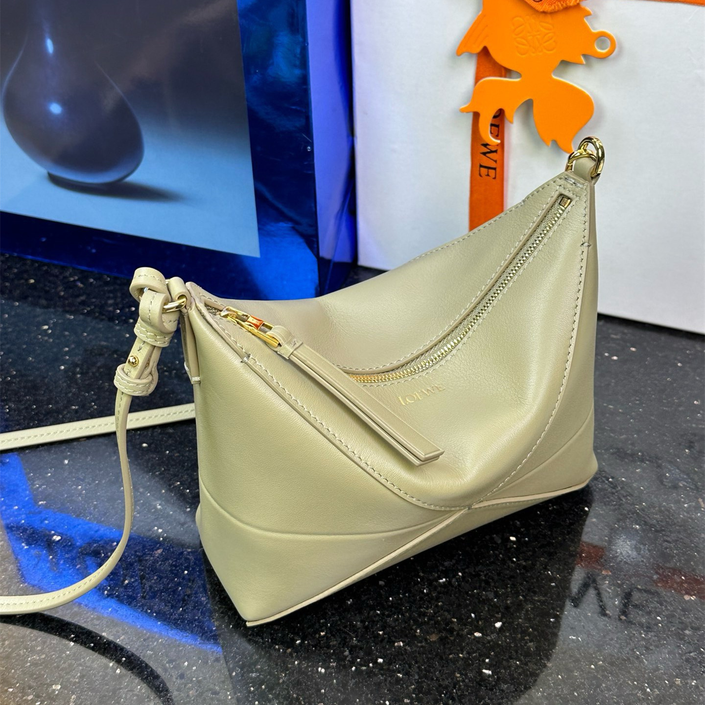 高仿Loewe*Fold系列9584小牛皮手提單肩包黏土綠免檢版