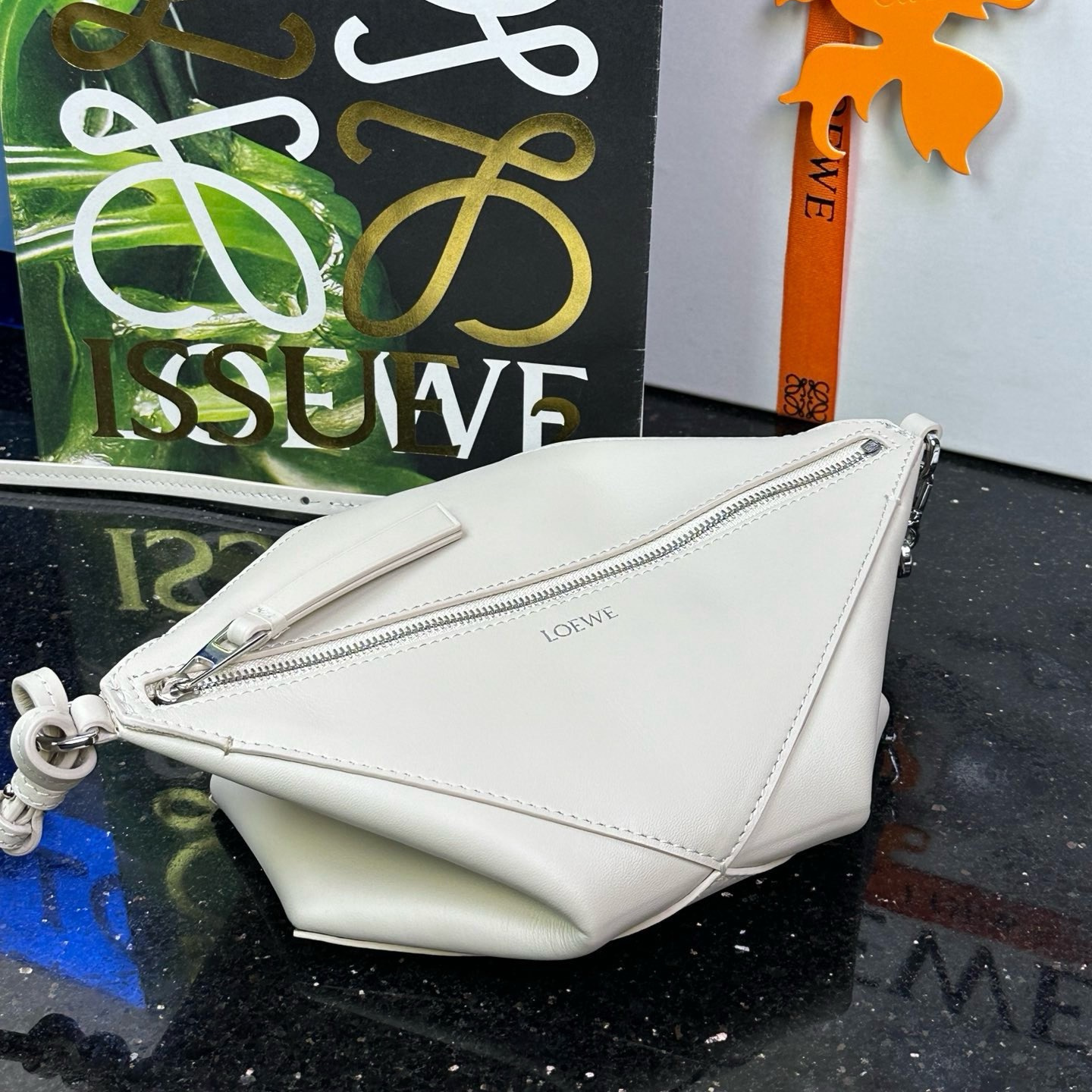 高仿Loewe*Fold系列3006小牛皮手提單肩包白色免檢版