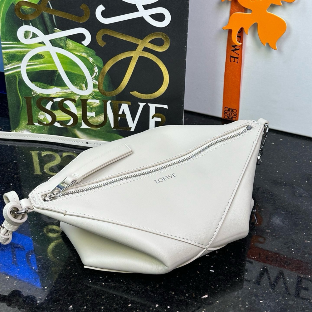 高仿Loewe*Fold系列3006小牛皮手提單肩包白色免檢版