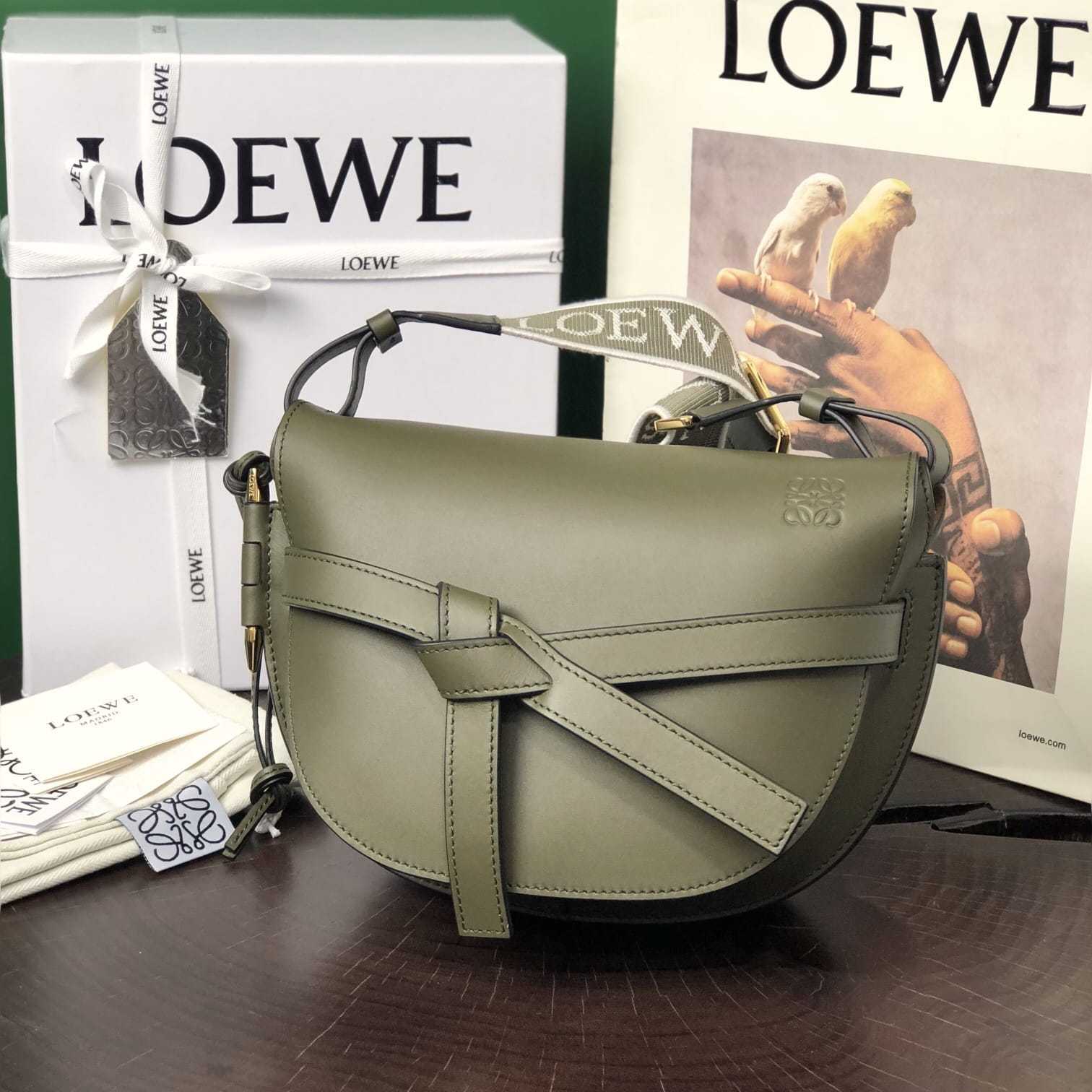 高仿Loewe*Gate系列4357小牛皮斜挎包綠色Mini免檢版