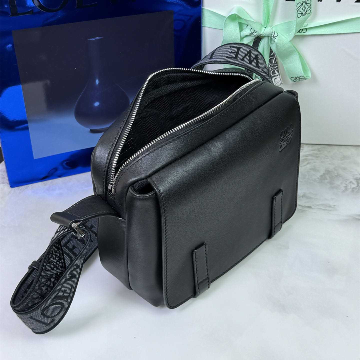 高仿Loewe*Military系列1100牛皮男士郵差包黑色小號免檢版