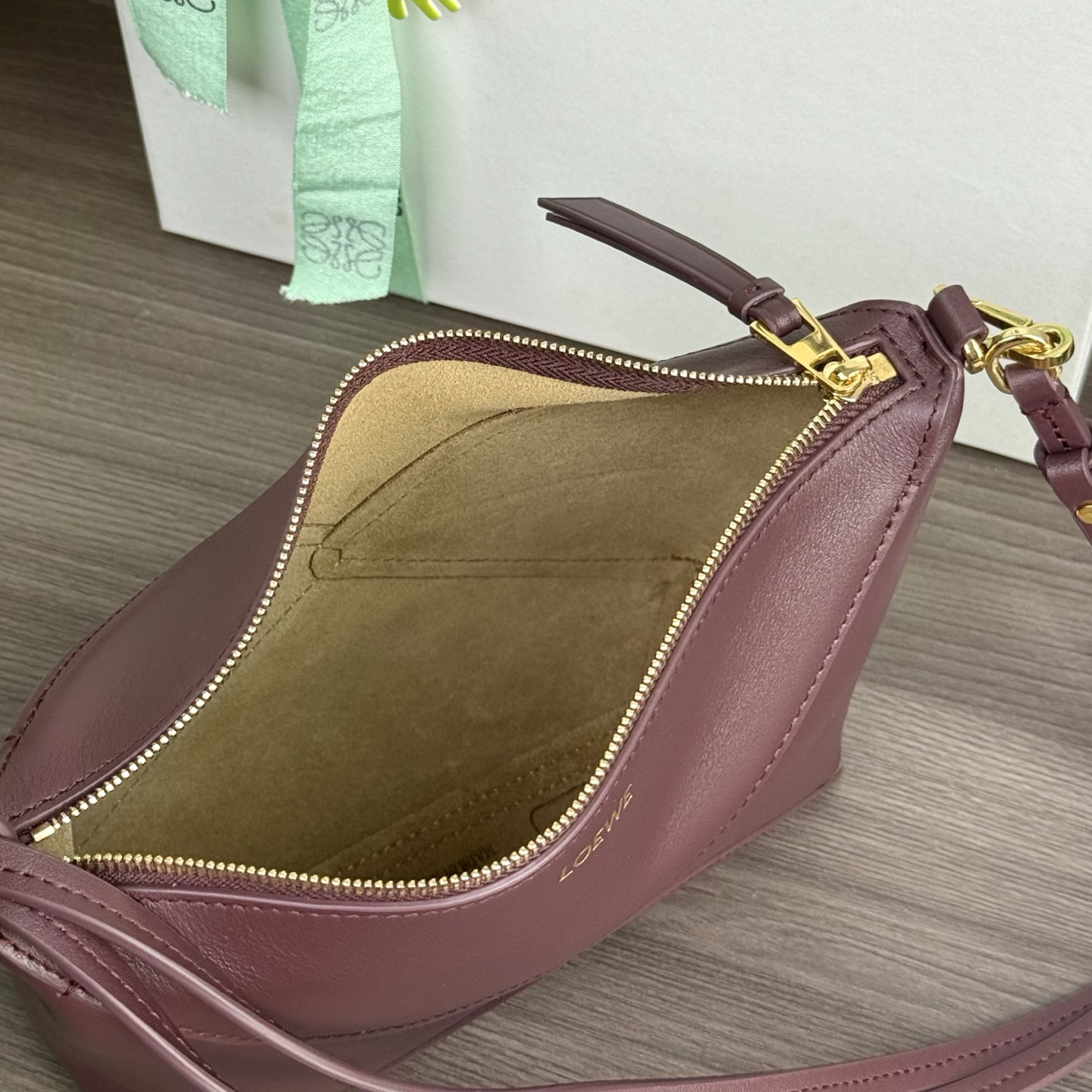 高仿Loewe*Fold系列7240小牛皮手提單肩包酒紅色免檢版