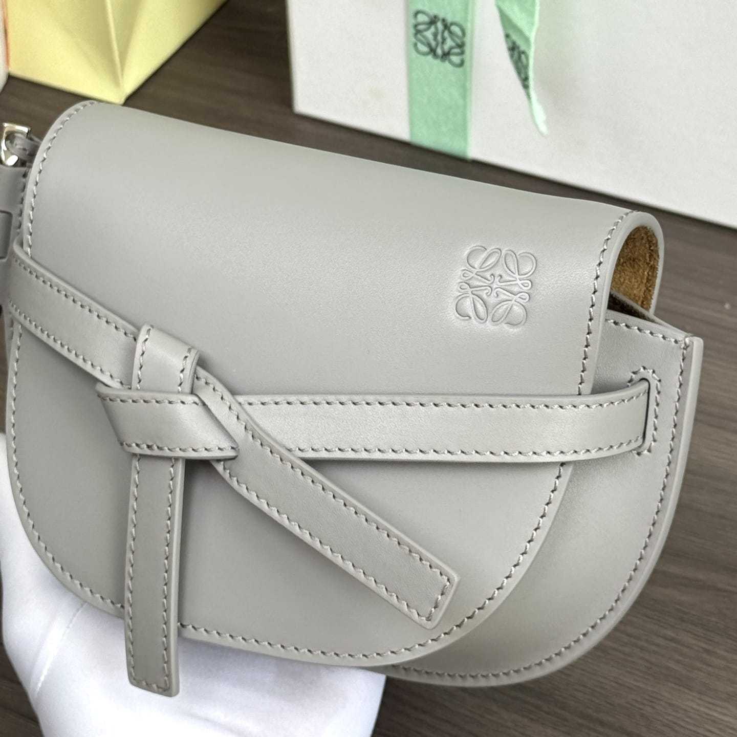 高仿Loewe*Gate系列1150小牛皮斜挎包珠光灰Mini免檢版