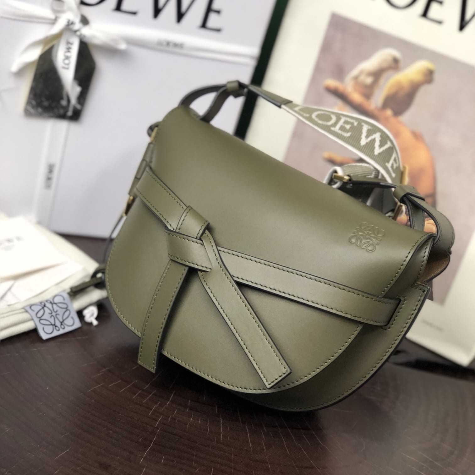 高仿Loewe*Gate系列4357小牛皮斜挎包綠色Mini免檢版